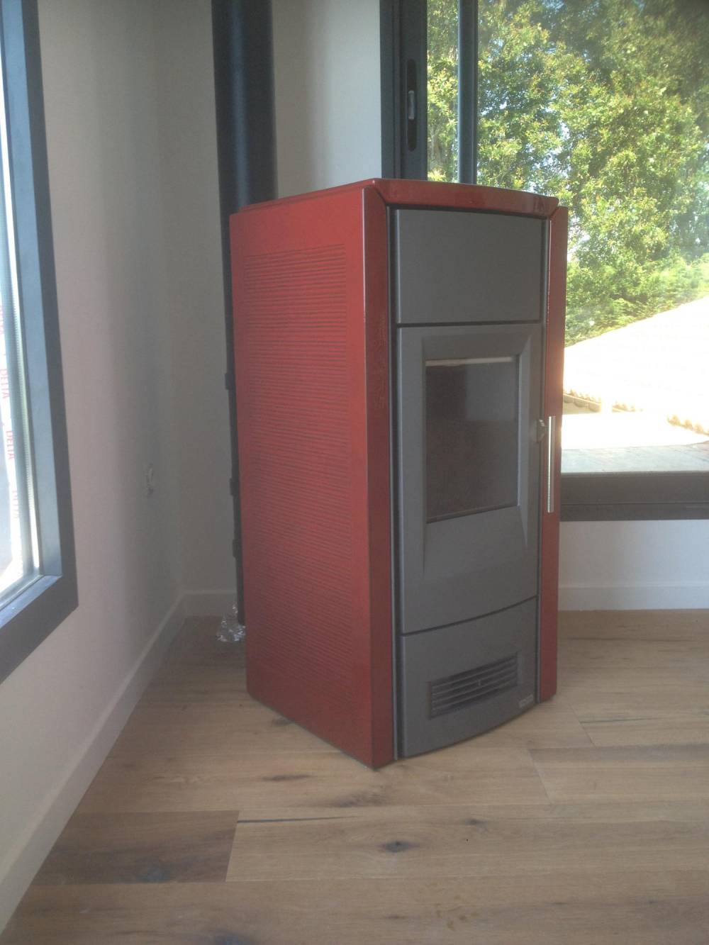 poele a granule gris et rouge